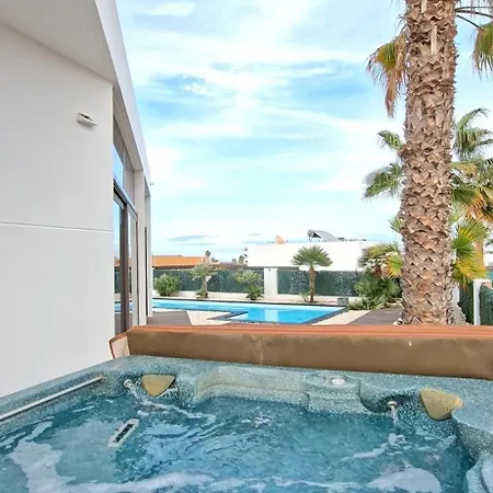 Melania Paradise - Jacuzzi, Private Pool, Gym, Minigolf, Chill Terrace, 4 Bedrooms וילה