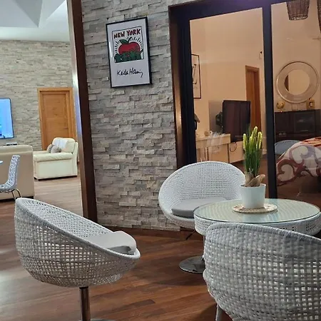 Melania Paradise - Jacuzzi, Heated Private Pool, Gym, Minigolf, Chill Terrace, 4 Bedrooms