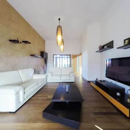 Villa Melania Paradise - Jacuzzi, Private Pool, Gym, Minigolf, Chill Terrace, 4 Bedrooms